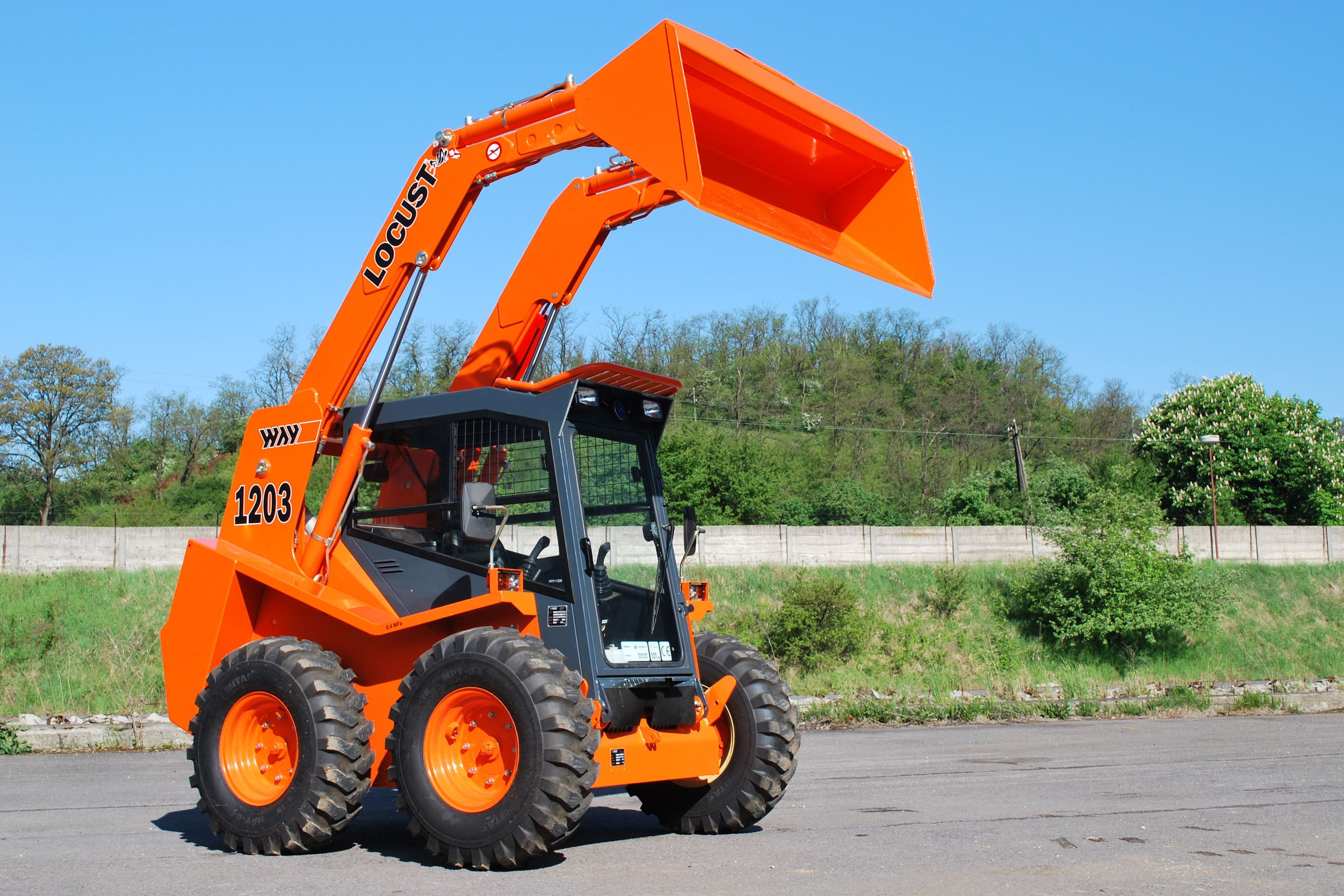 Мини-погрузчик LOCUST L1203, радиальный тип подъёма