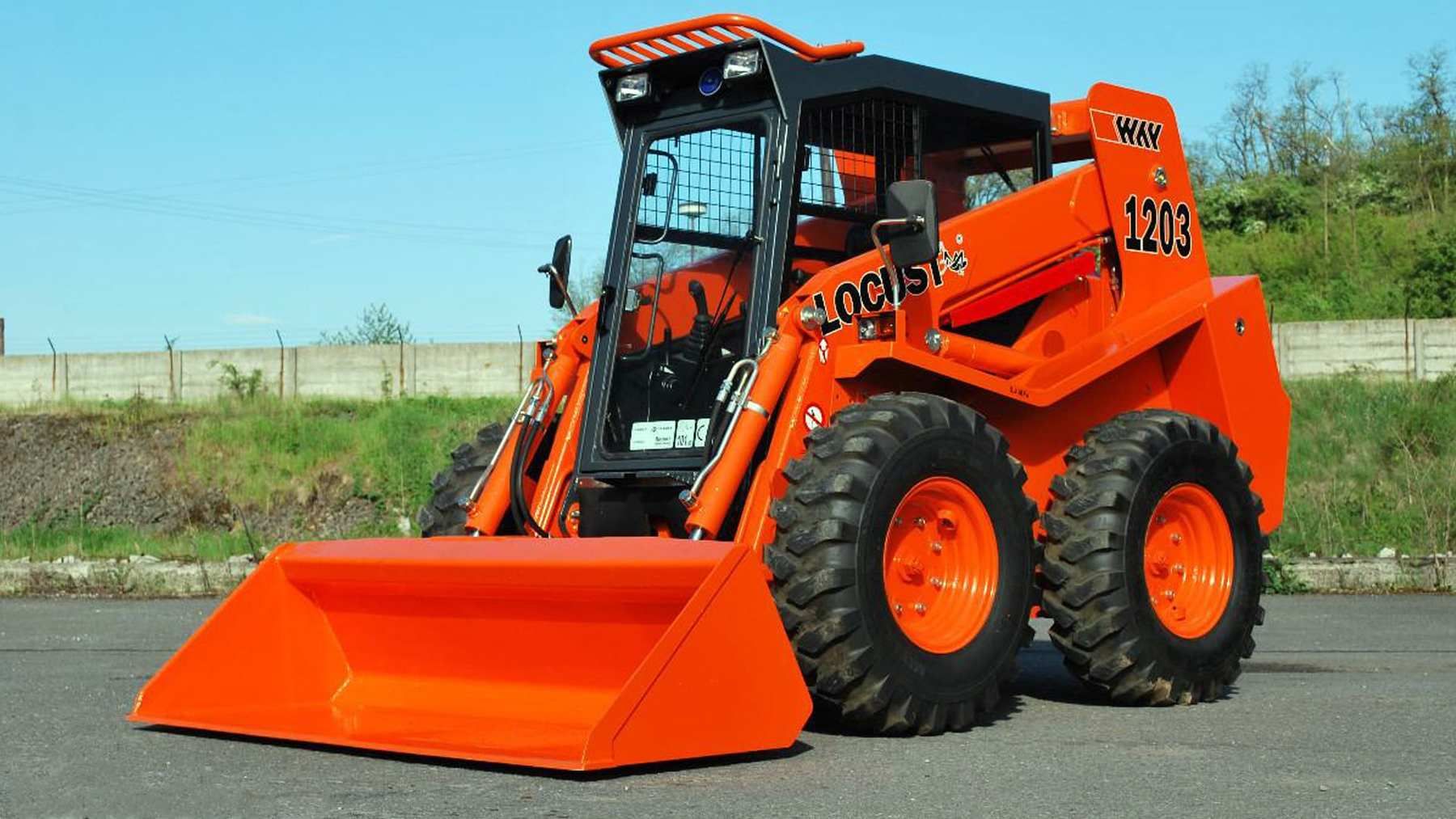 Мини-погрузчик LOCUST L1203, радиальный тип подъёма