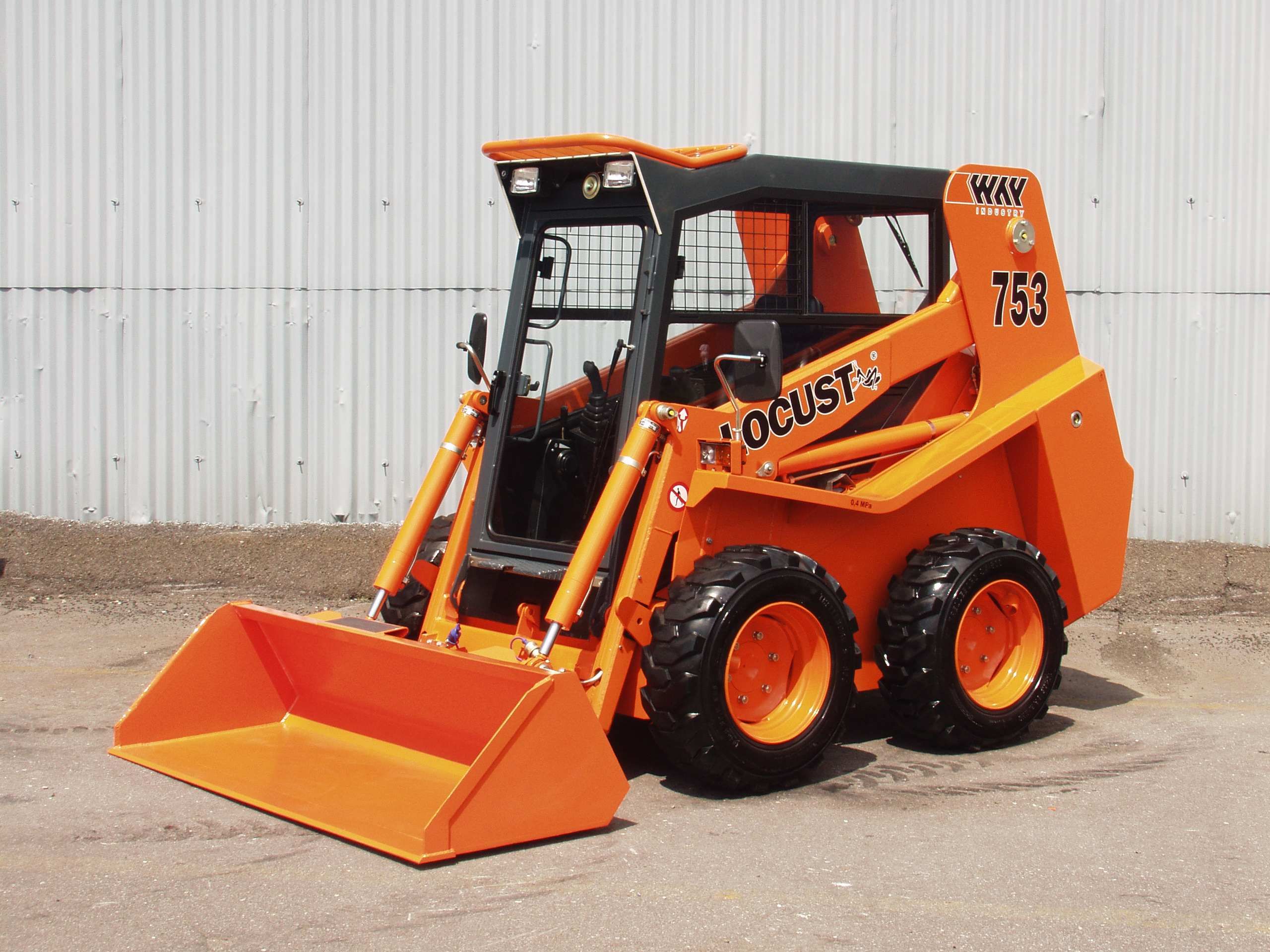 Мини-погрузчик LOCUST L753, радиальный тип подъёма