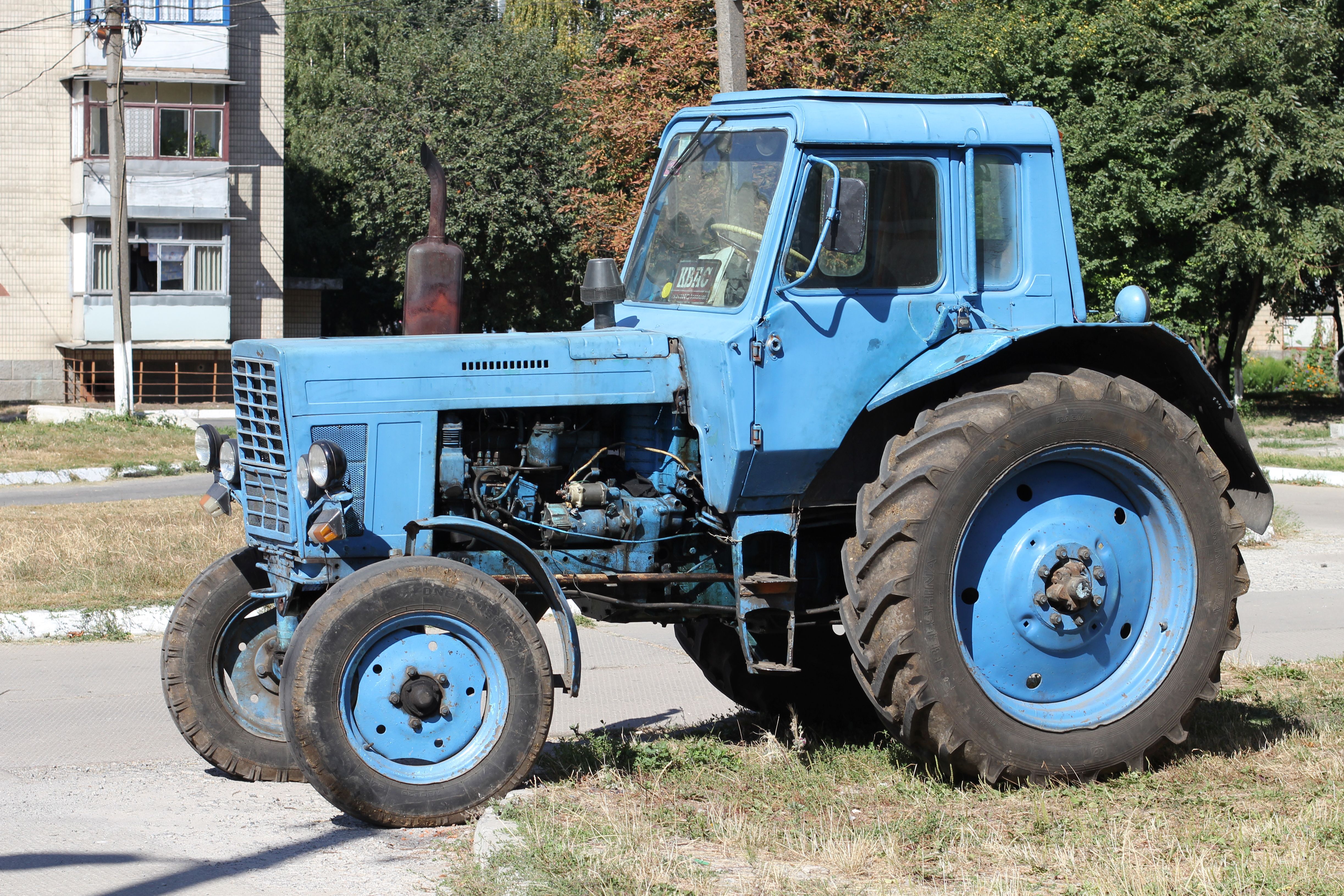 MTZ-80_tractor_2011_G1.jpg