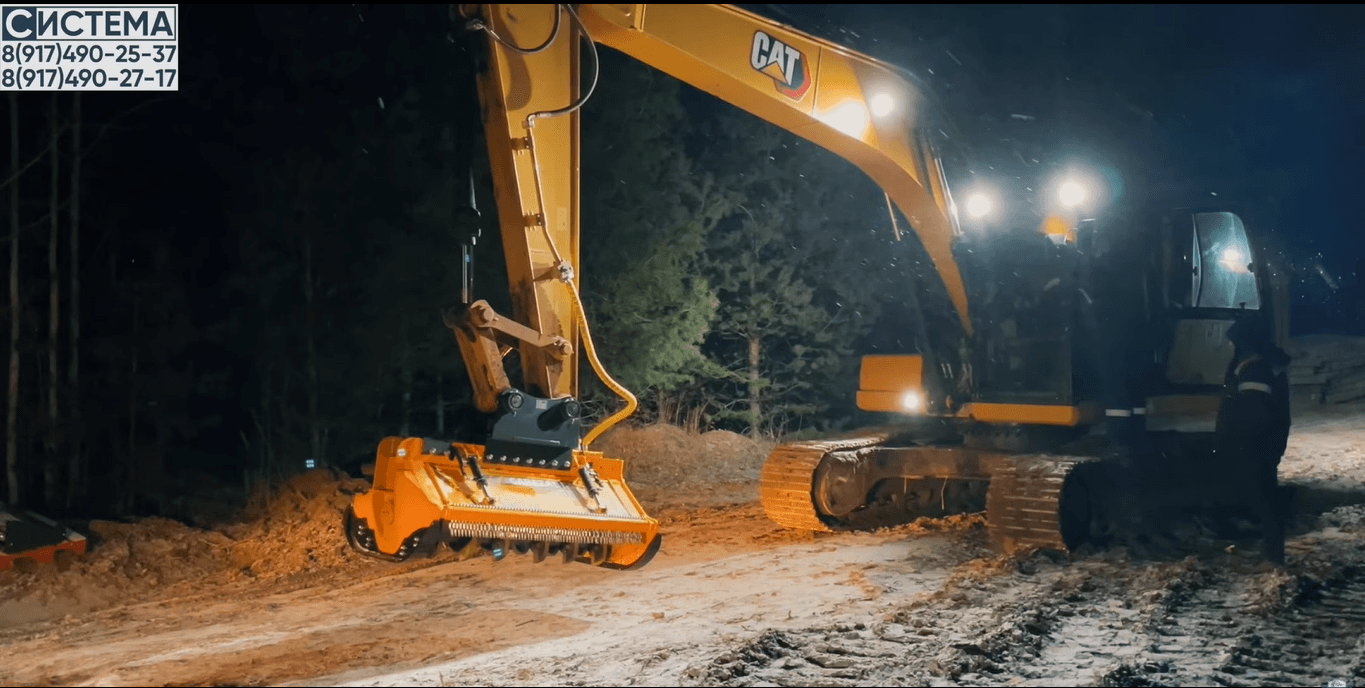 Мульчер на экскаваторе в зимний вечер