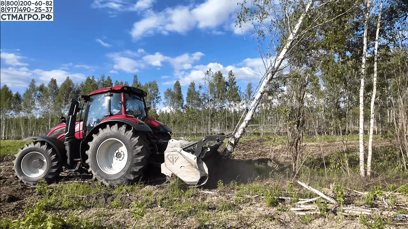 Трактор с мульчером на краю поля