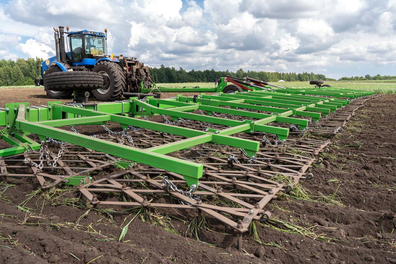 Как правильно закрыть влагу на полях? Что для этого использовать?