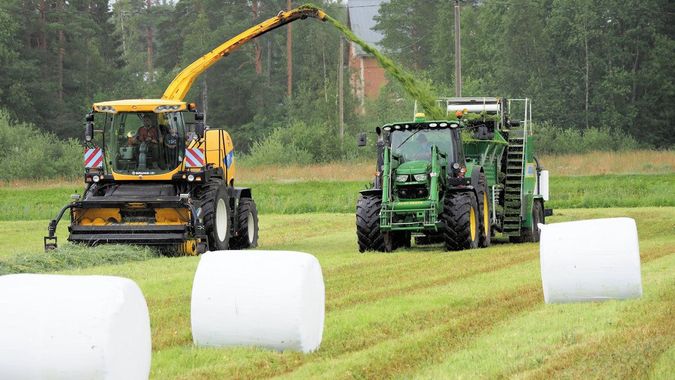Пресс-упаковщик силоса и корма (пресс-обмотчик)