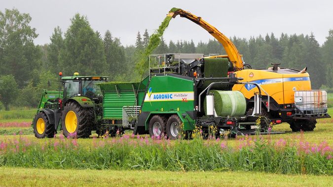 Пресс-упаковщик силоса и корма (пресс-обмотчик)