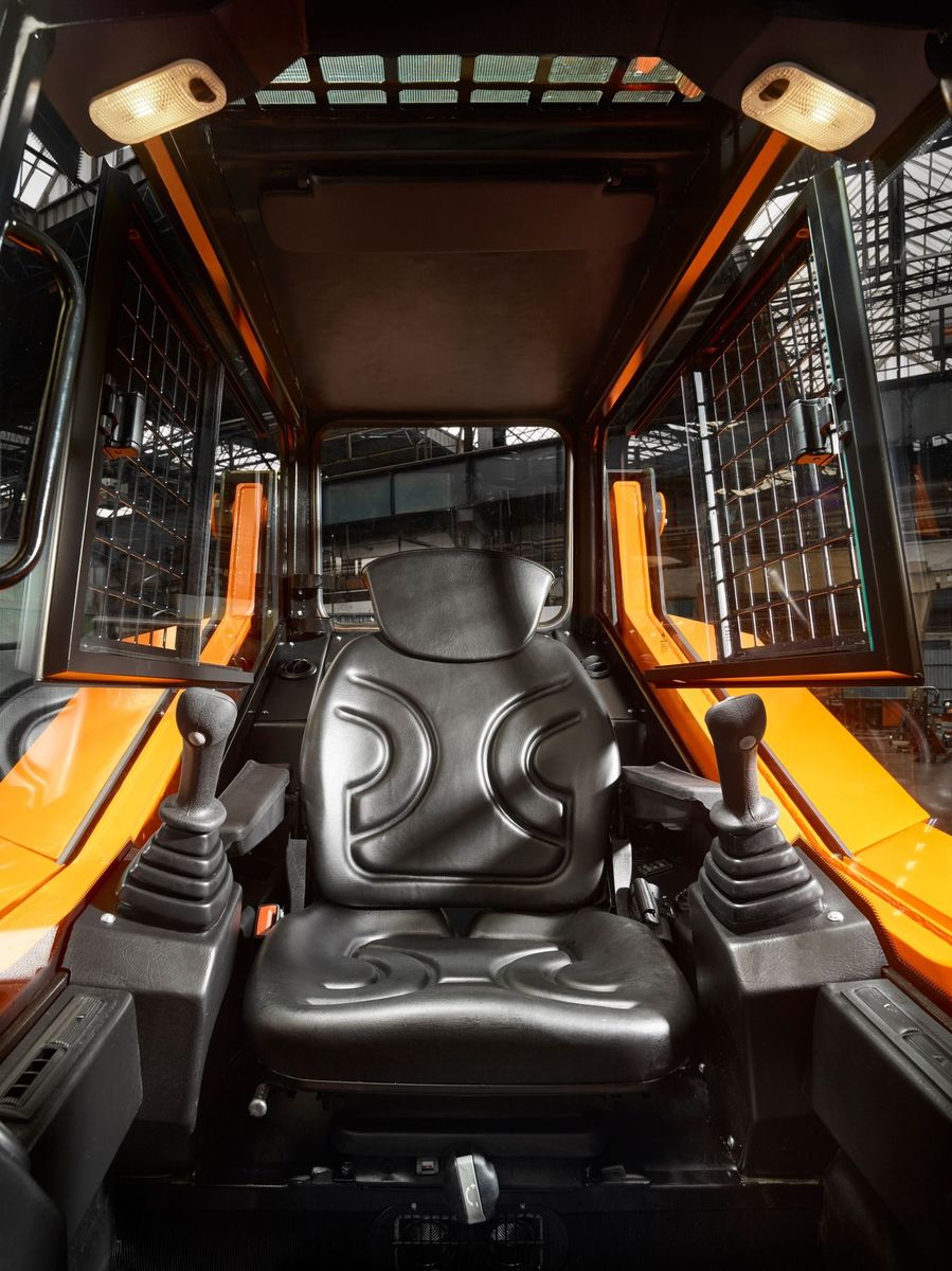 Мини-погрузчик LOCUST L753, радиальный тип подъёма