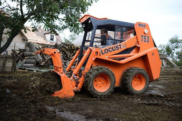 Мини-погрузчик LOCUST L753, радиальный тип подъёма