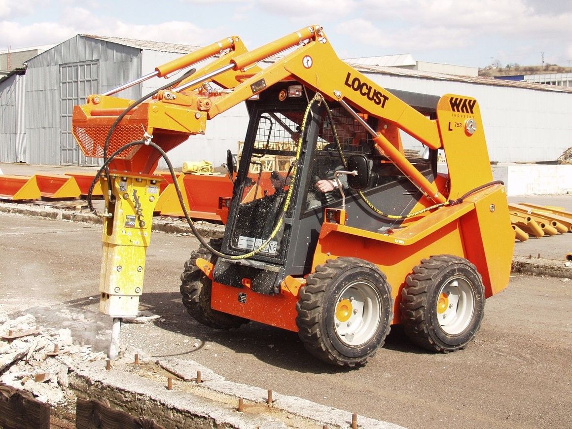 Мини-погрузчик LOCUST L753, радиальный тип подъёма