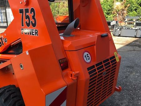 Мини-погрузчик LOCUST L753, радиальный тип подъёма