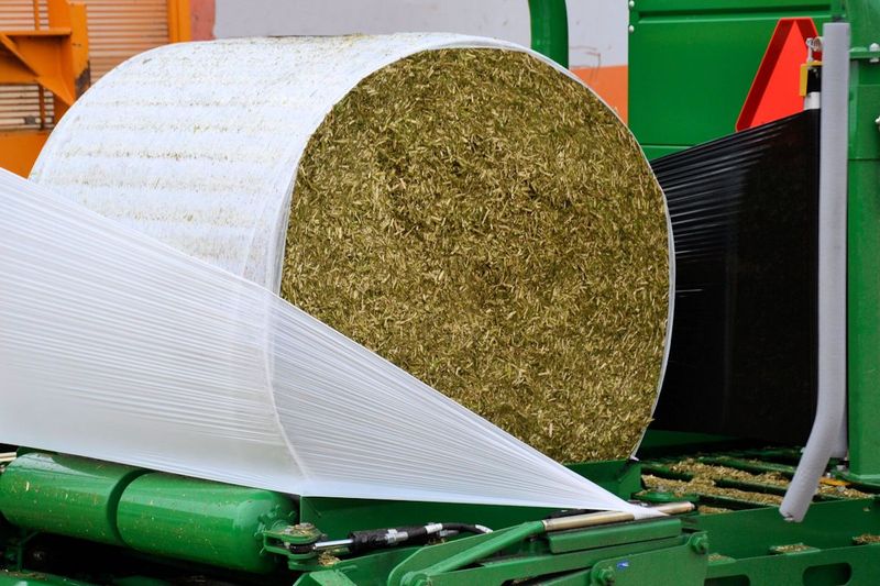 Пресс-упаковщик силоса и корма (пресс-обмотчик)