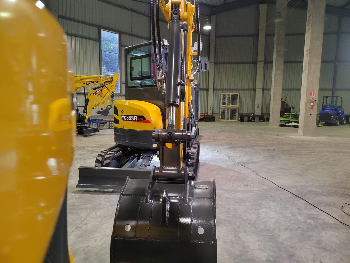 Мини-экскаватор Yuchai YC 35SR