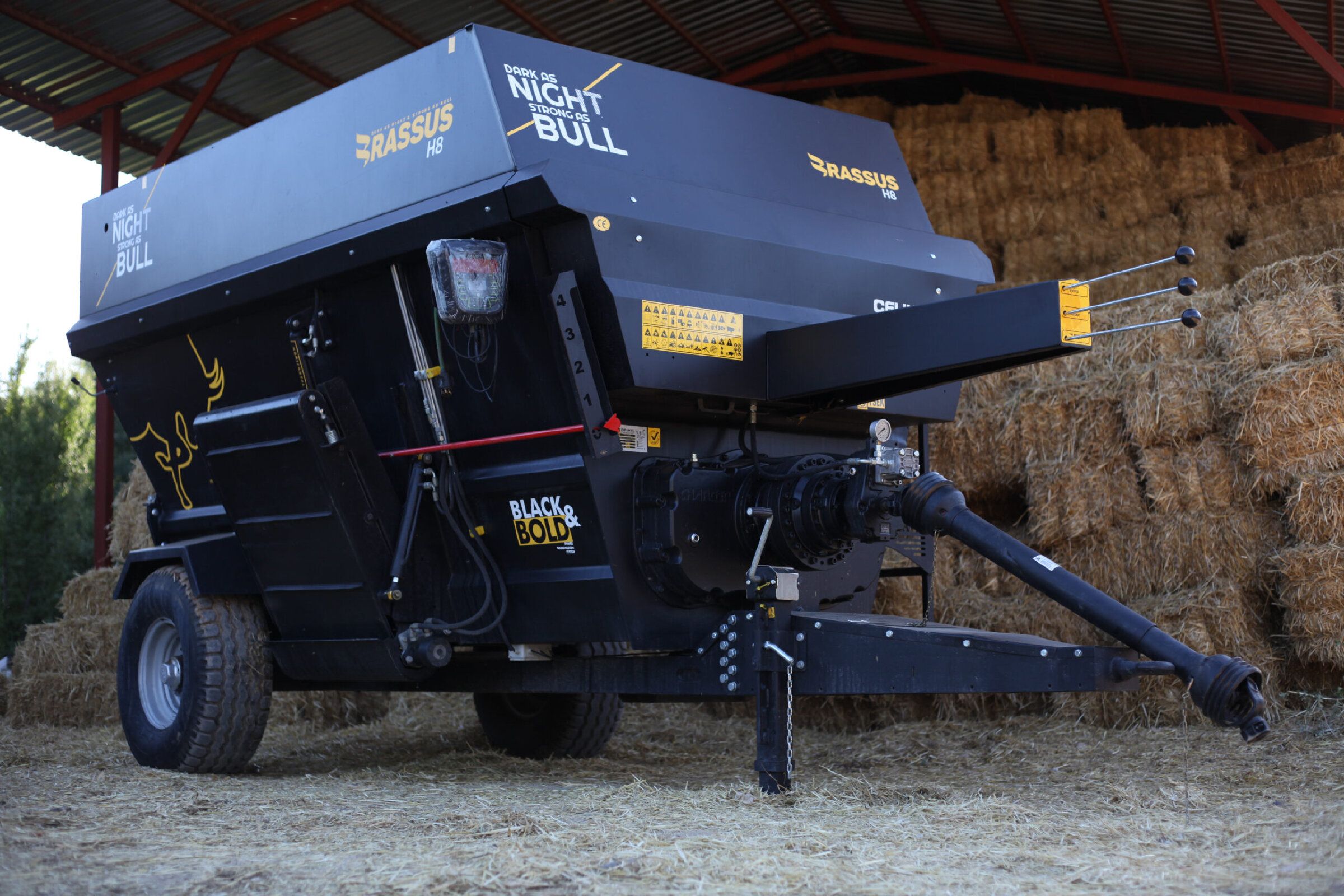 Кормораздатчик, вертикальный или горизонтальный? Где купить выгодно, как выбрать, в чем отличия.